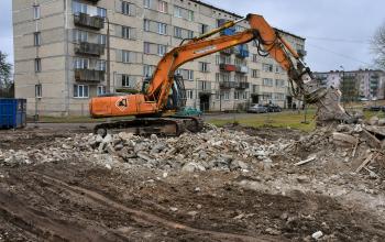 Daudzdzīvokļu ēkas demontāža Ziemeļu ielā 1, Jēkabpilī.