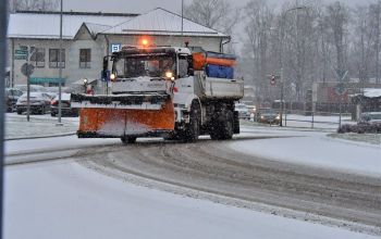 Sniega tīrīšanas darbi turpinās