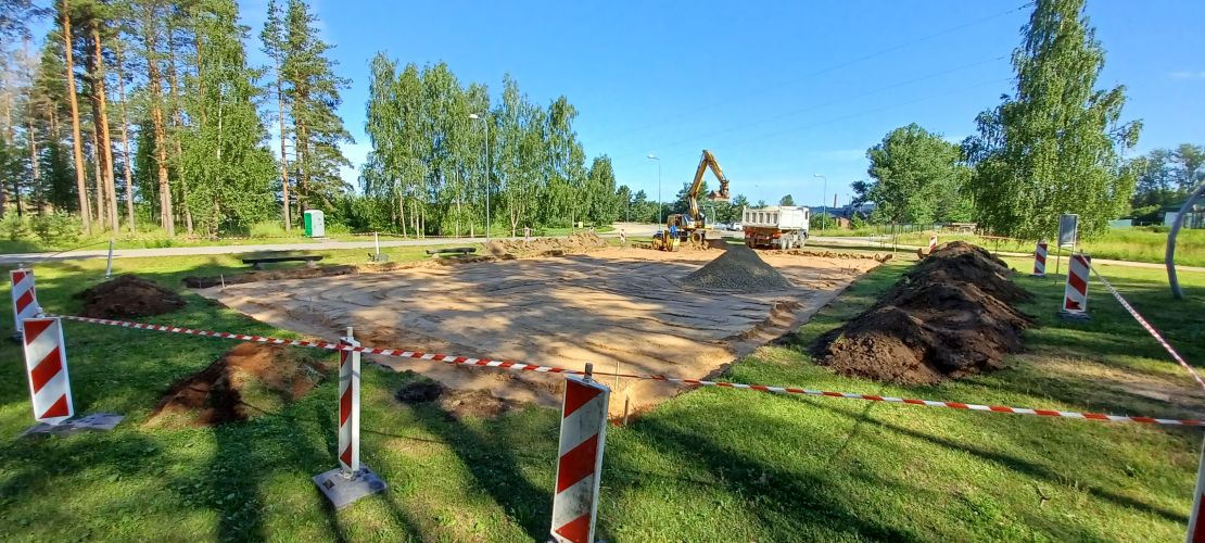 Uzsākti strītbola laukuma izbūves darbi Mežaparka ielā 5