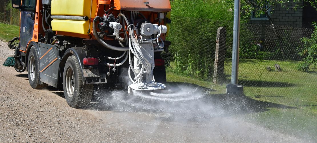 Jēkabpils ielās uzsākta grants ielu apstrāde ar atputekļošanas materiālu